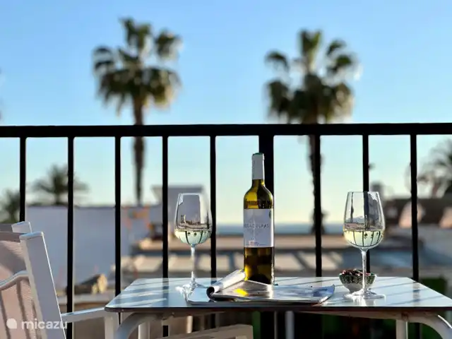 Beach House El Palo La Tierra Sur huren in Spanje, Costa del Sol, Málaga - vakantiehuis Op het bovenste terras is er uitzicht op zee. Heerlijk om hier je dag te beginnen met een kopje koffie, te zonnebaden op een van de twee ligbedden of de dag af te sluiten met een spectaculaire zonsondergang.
