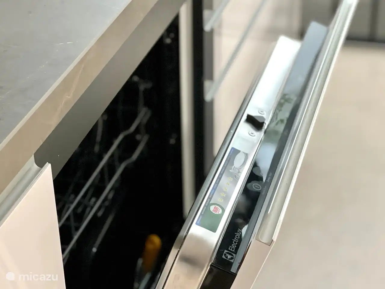 Vacation means convenience! That's why we obviously have a dishwasher. For those who prefer to wash dishes by hand, we also have a dish drainer ;-).