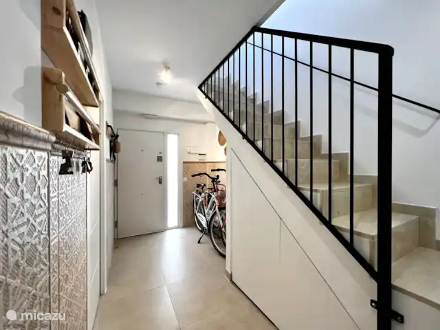 Beach House El Palo La Tierra Sur huren in Spanje, Costa del Sol, Málaga - vakantiehuis In de trapkast vind je zaken als wasrek, stofzuiger, schoonmaakspullen en strijkijzer.