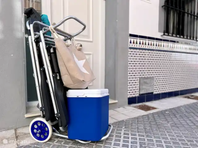 Beach House El Palo La Tierra Sur huren in Spanje, Costa del Sol, Málaga - vakantiehuis Voor de gasten staat onze strandkar klaar. Makkelijk om de stoelen, de koelbox, parasols en andere spullen die ter beschikking staan, mee te nemen. Het strand van El Palo is op slechts 1,5 minuut lopen vanaf het huis!