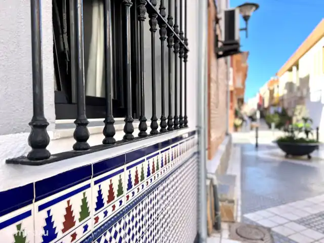 Beach House El Palo La Tierra Sur huren in Spanje, Costa del Sol, Málaga - vakantiehuis Uitzicht vanaf de voordeur het voetgangerstraatje in.