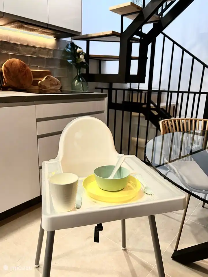 The little ones have also been thought of. We have a cot and high chair available on request. Children's plates and cutlery are also provided.