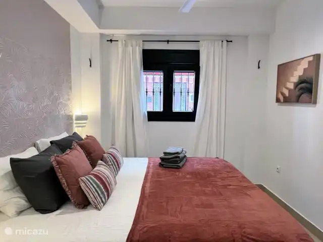 Beach House El Palo La Tierra Sur huren in Spanje, Costa del Sol, Málaga - vakantiehuis Slaapkamer begane grond Kingsize bed (1.80 x 2.00 mtr), inclusief plafond ventilator, airco, kledingkast en grote spiegel. Voorzien van rolluiken en muggenhoren.