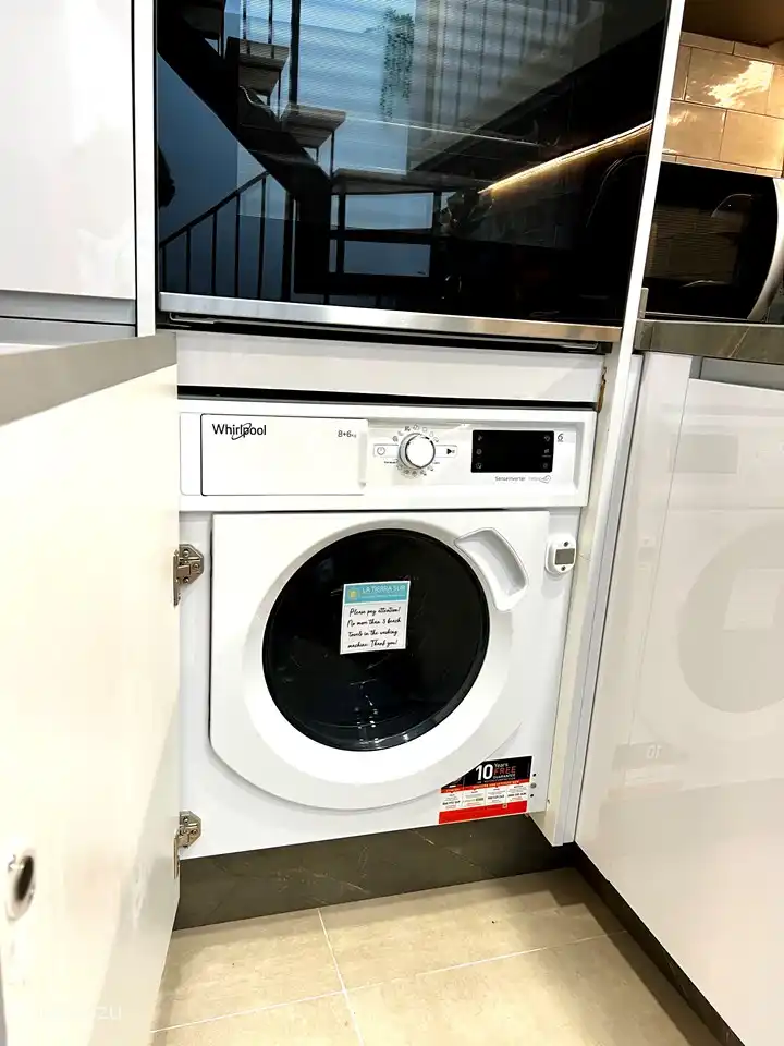 In the kitchen is the washing machine with built-in dryer. The laundry dries even faster on the roof terrace where a washing line can be found.
