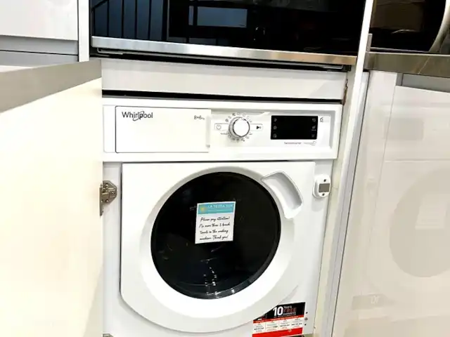 Beach House El Palo La Tierra Sur huren in Spanje, Costa del Sol, Málaga - vakantiehuis In de keuken staat de wasmachine met ingebouwde droger. Nog sneller droogt de was op het dakterras waar een waslijn te vinden is.