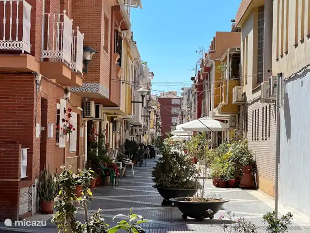 Beach House El Palo La Tierra Sur huren in Spanje, Costa del Sol, Málaga - vakantiehuis Het huis is gelegen in een autovrije straat met soortgelijke laagbouw huizen.