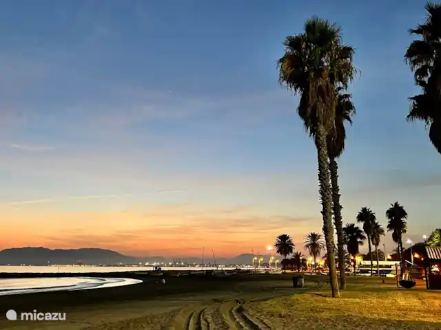 Beach House El Palo La Tierra Sur huren in Spanje, Costa del Sol, Málaga - vakantiehuis Zonsondergang op het strand van El Palo, op slechts 2 minuten wandelen (200 mtr.).