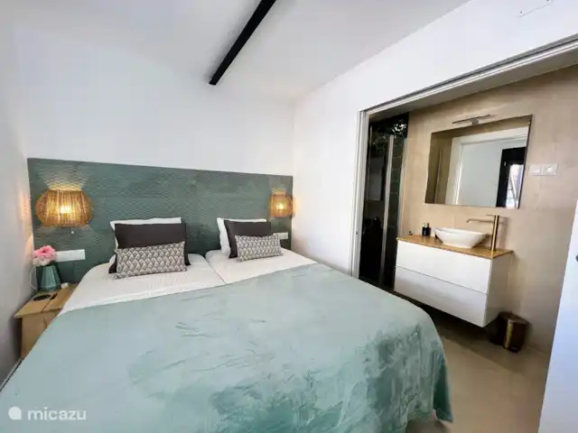 Beach House El Palo La Tierra Sur huren in Spanje, Costa del Sol, Málaga - vakantiehuis Sweet dreams op de slaapkamer op de tweede verdieping. Ook hier een en suite badkamer en airco. Verder rolluiken en muggenhorren.
Twee bedden van 90 cm x 2.00 mtr.
