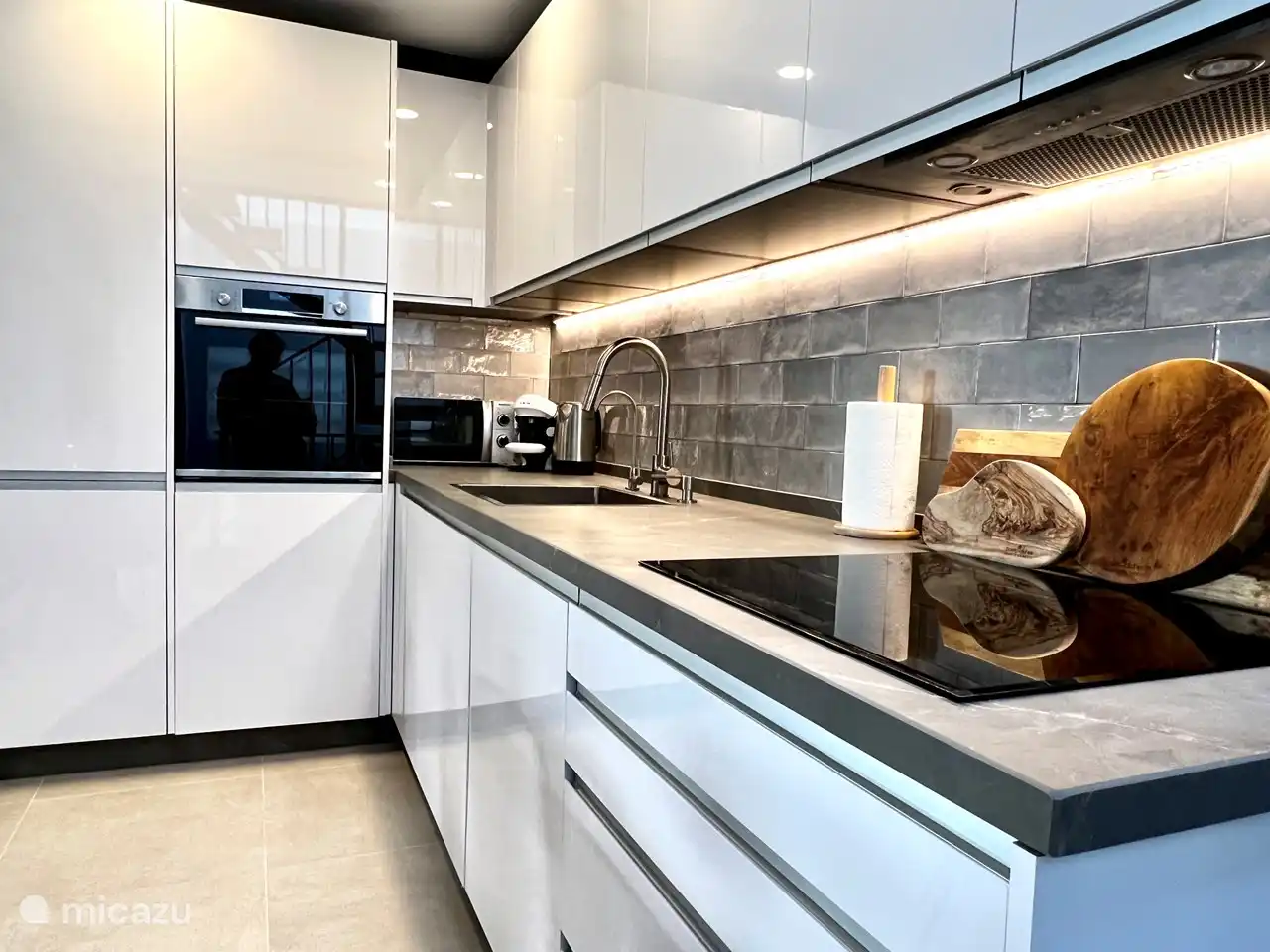 Complete kitchen with large refrigerator, 3 freezer drawers, dishwasher, microwave, induction, extractor hood. There is also a washing machine with built-in dryer.