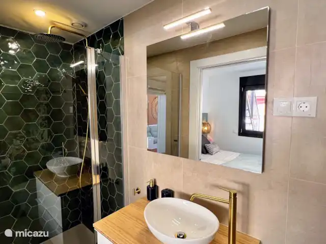 Beach House El Palo La Tierra Sur huren in Spanje, Costa del Sol, Málaga - vakantiehuis Volledige badkamer en suite bij slaapkamer op tweede verdieping. Met een ruime douche, een groot wastafelmeubel en toilet.