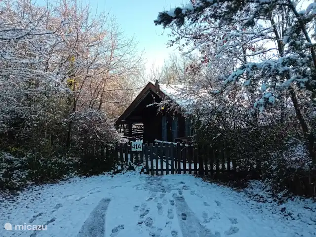 Chalet Verta en Barvaux/Ardenas en Bélgica, Ardenas, Barvaux-sur-Ourthe - chalet Plaza de aparcamiento delante de la casa