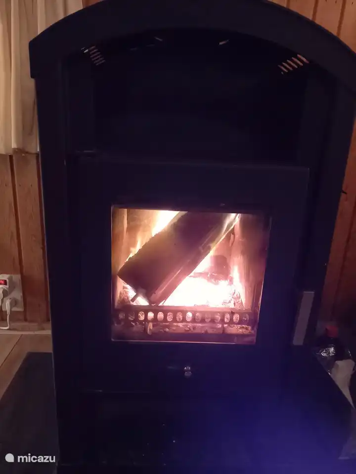 Wohnzimmer mit Holzofen