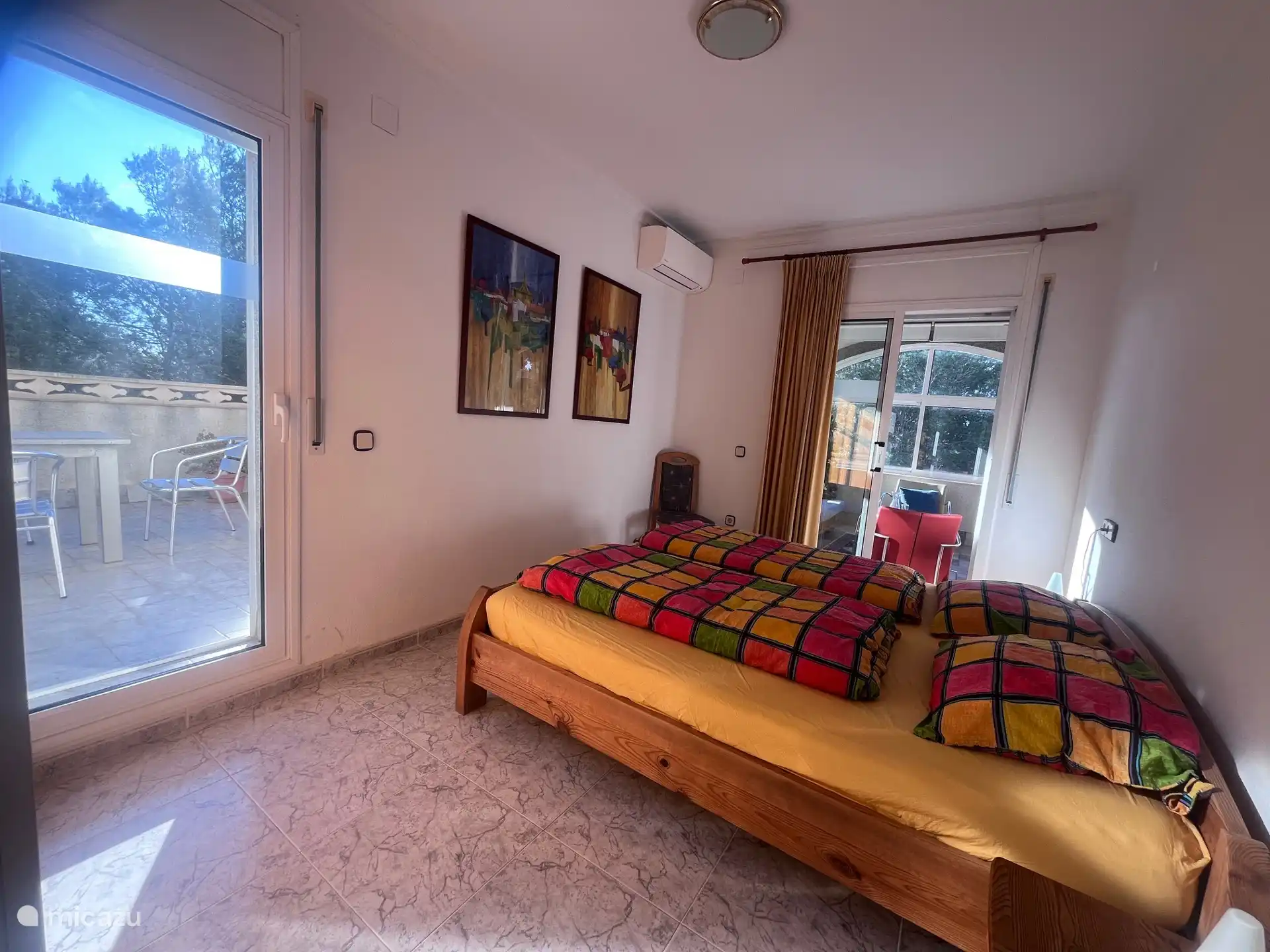 El dormitorio principal del apartamento 2 tiene una cama doble grande (180x200cm) y un gran armario empotrado. El dormitorio principal está situado junto al salón/invernadero y tiene su propia terraza en la azotea