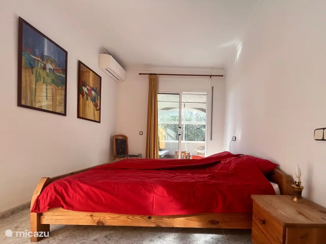 Dormitorio. El dormitorio principal del apartamento 2 tiene una gran cama de matrimonio (180x200cm) y un gran armario empotrado. El dormitorio principal está al lado de la sala de estar/invernadero.