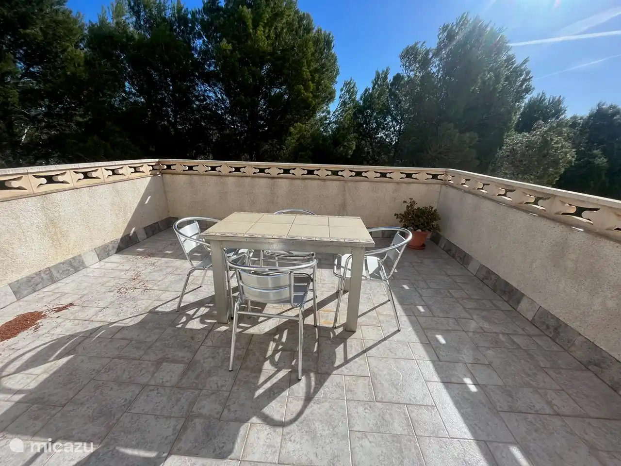 Azotea apartamento 2, soleado por la mañana y durante el día, sombreado por la tarde. Con vista al jardín, piscina, mar y montaña.