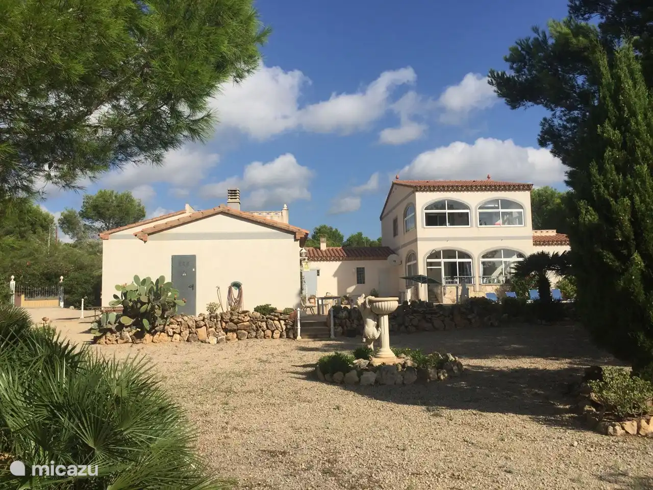 Jardín y casa vistos desde el noreste. desde la mañana hasta el sol de la tarde en el jardín de invierno y en la piscina