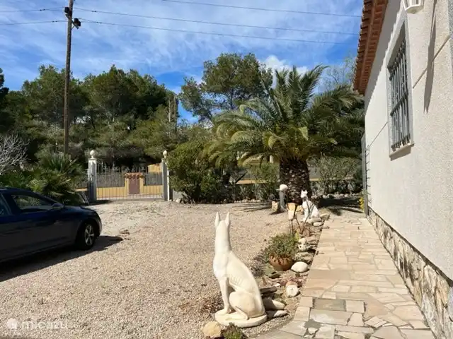 Villa Familia tiene un amplio espacio de estacionamiento en su propia propiedad completamente cercada