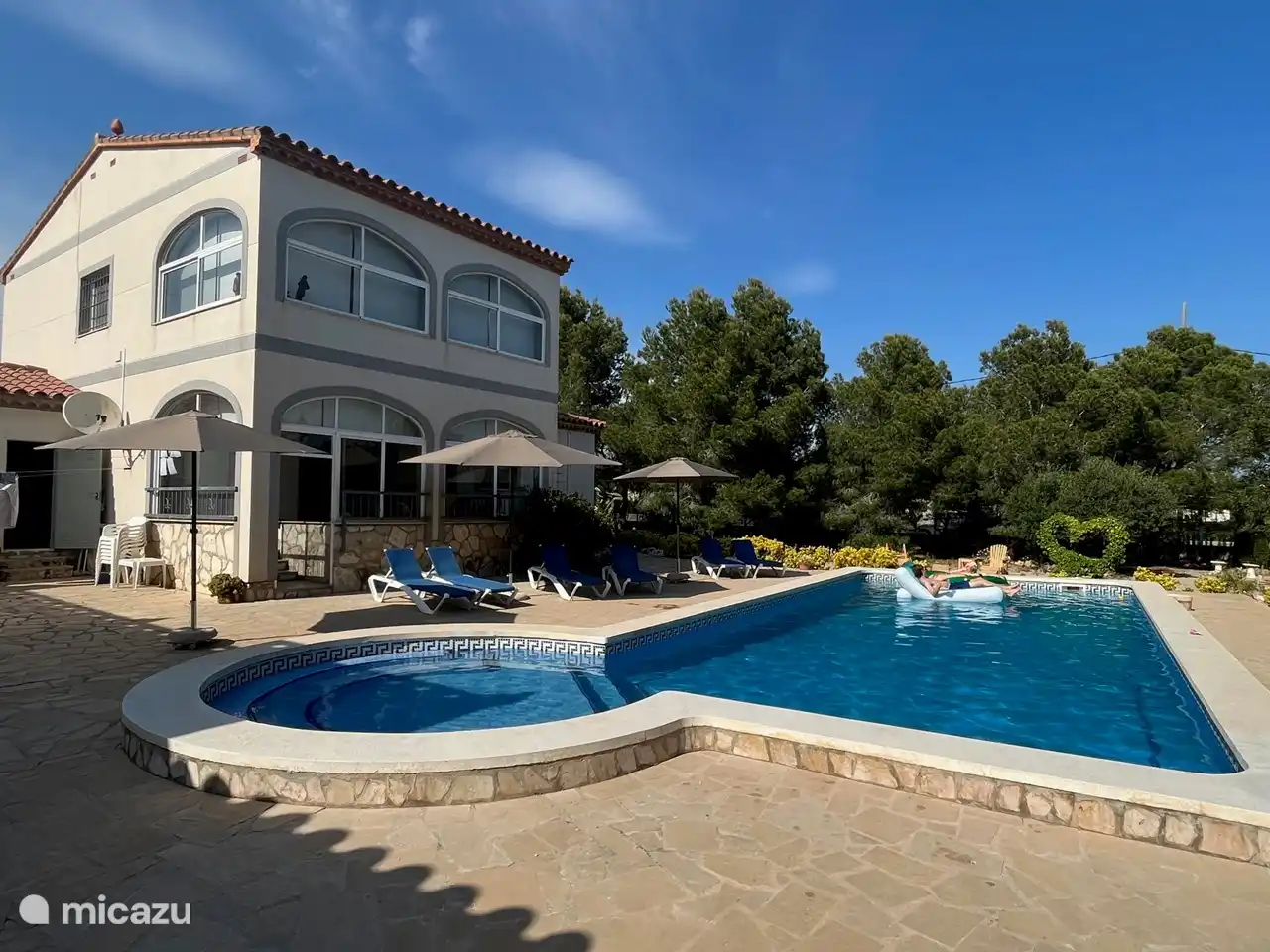 Relajarse en y en la piscina.