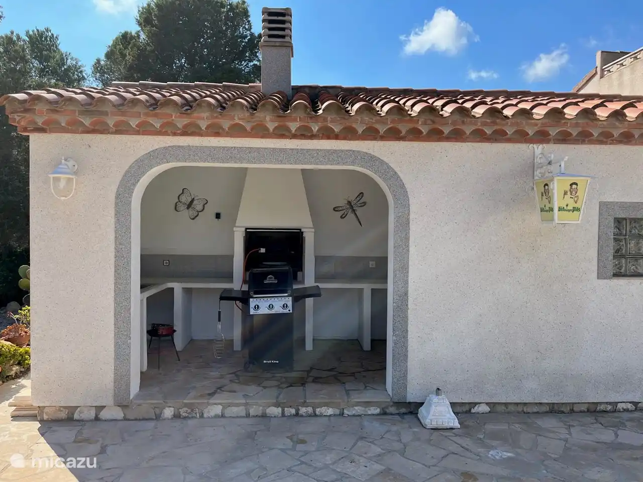 Villa Familia tiene una cocina al aire libre con una gran barbacoa de gas.