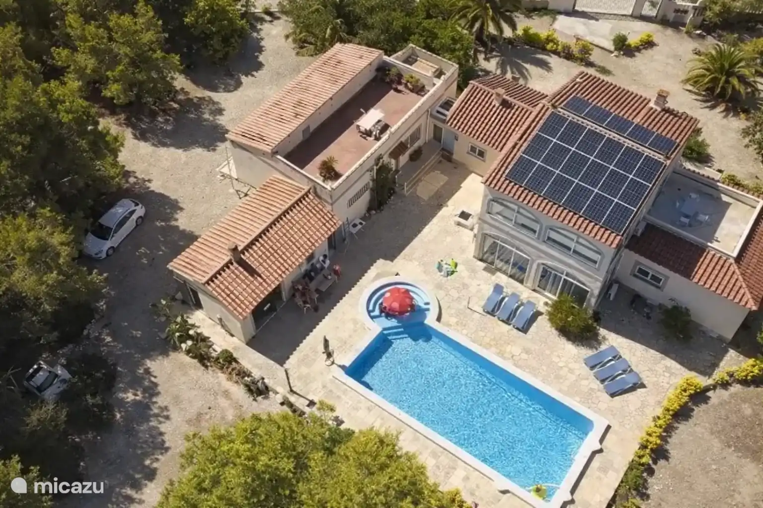 El apartamento 3 está en el anexo y cuenta con una gran terraza privada en la azotea con mucha privacidad y vistas al mar y a la montaña.