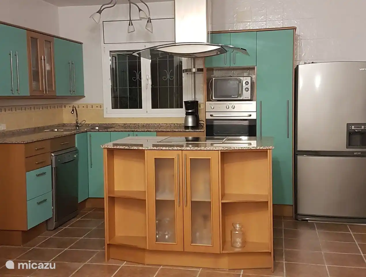 La cocina del apartamento 3 tiene una isla de cocina, lavavajillas, frigorífico y microondas. La cocina tiene una mesada bastante alta, apta para personas altas.