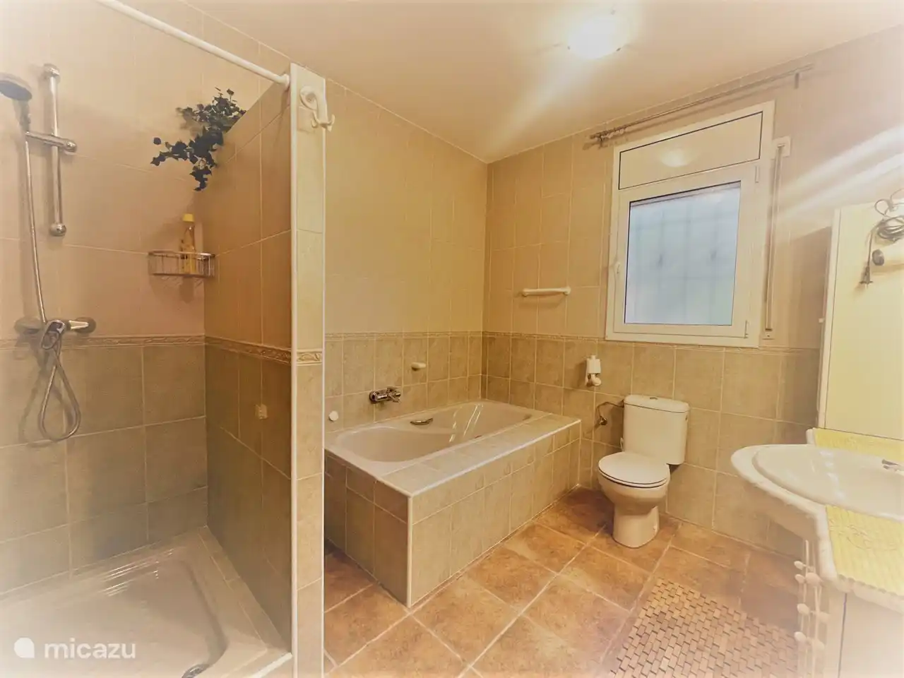 Cuarto de baño 4. El apartamento 3 tiene un baño con lavabo, inodoro, bañera y ducha.