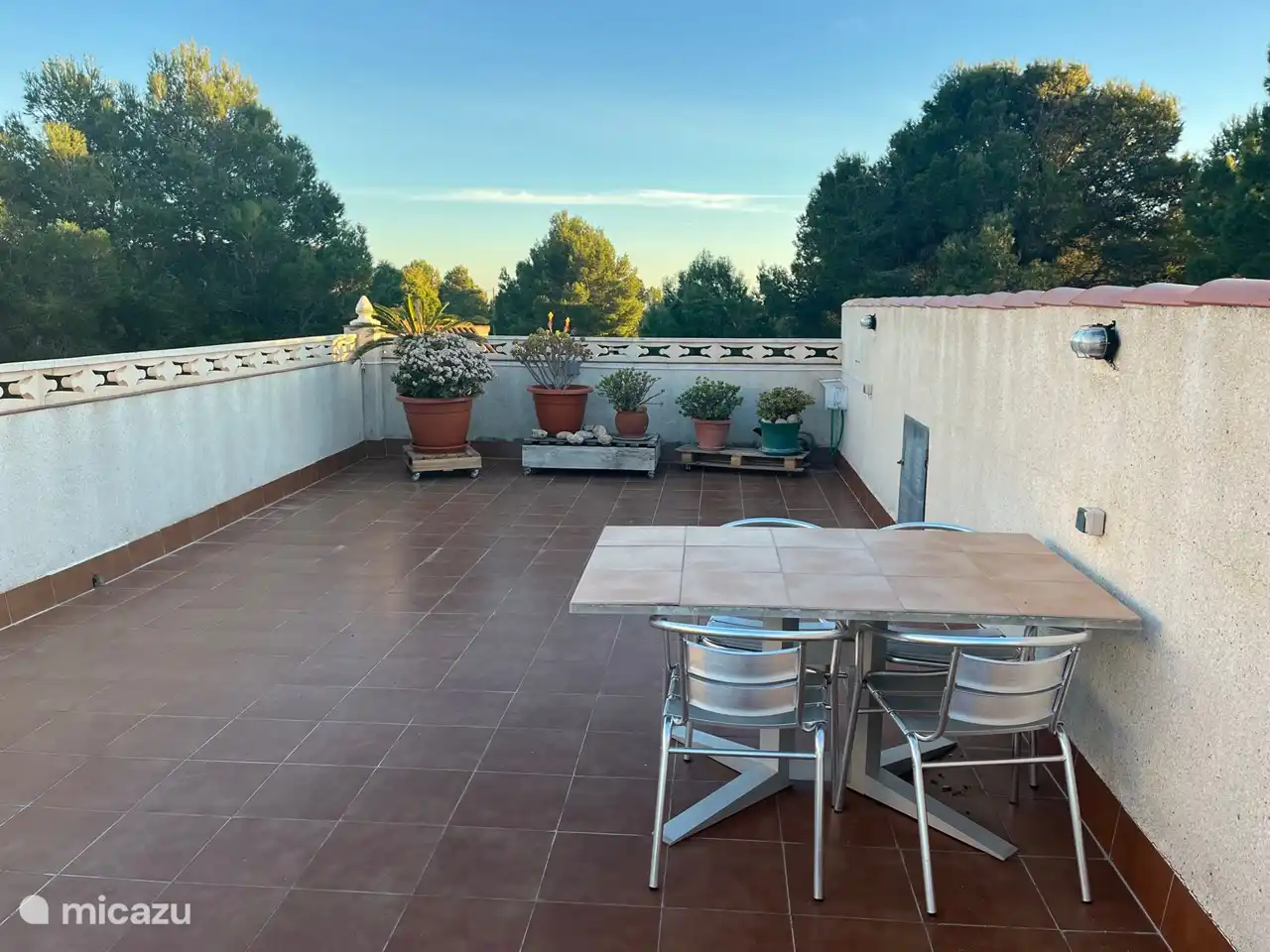 Villa Familia se encuentra a unos 2 km del mar Mediterráneo. Se puede ver el mar desde el primer piso.