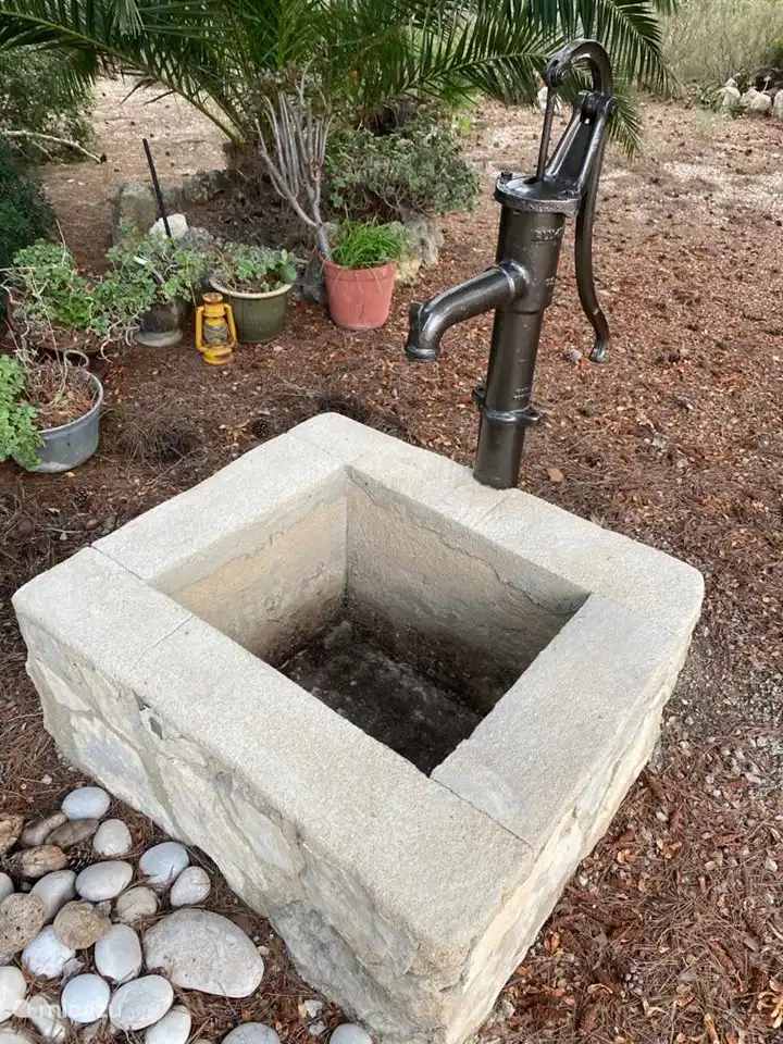 El jardín tiene varios rincones agradables.