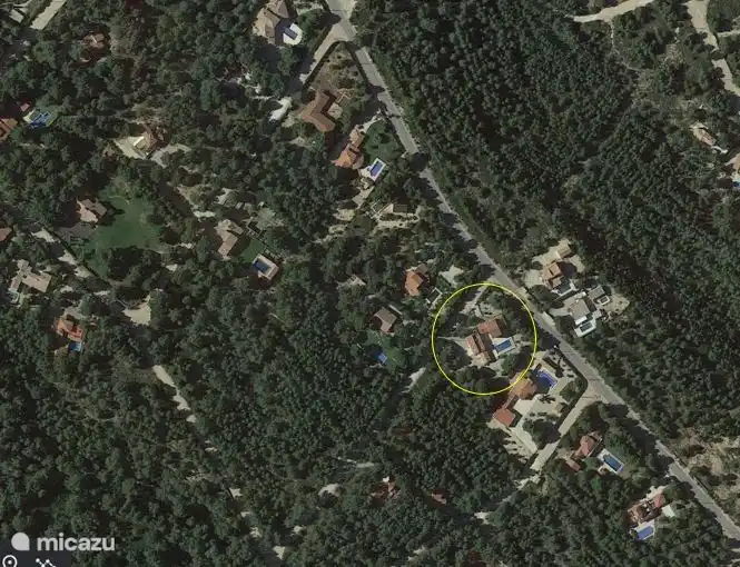 Villa Familia se encuentra en una tranquila zona boscosa.