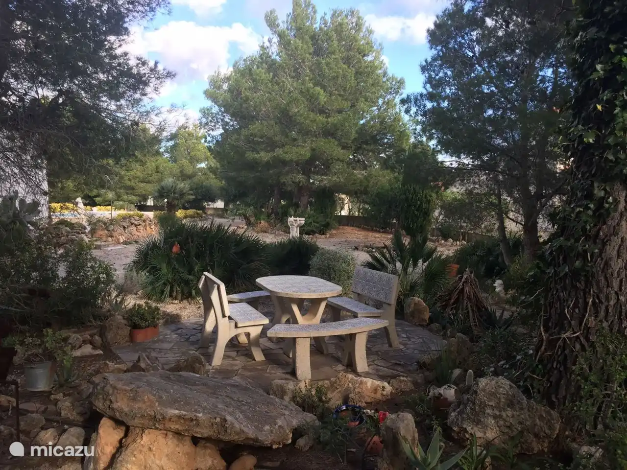 Terraza en el jardín con sol por la mañana y sombra por la tarde