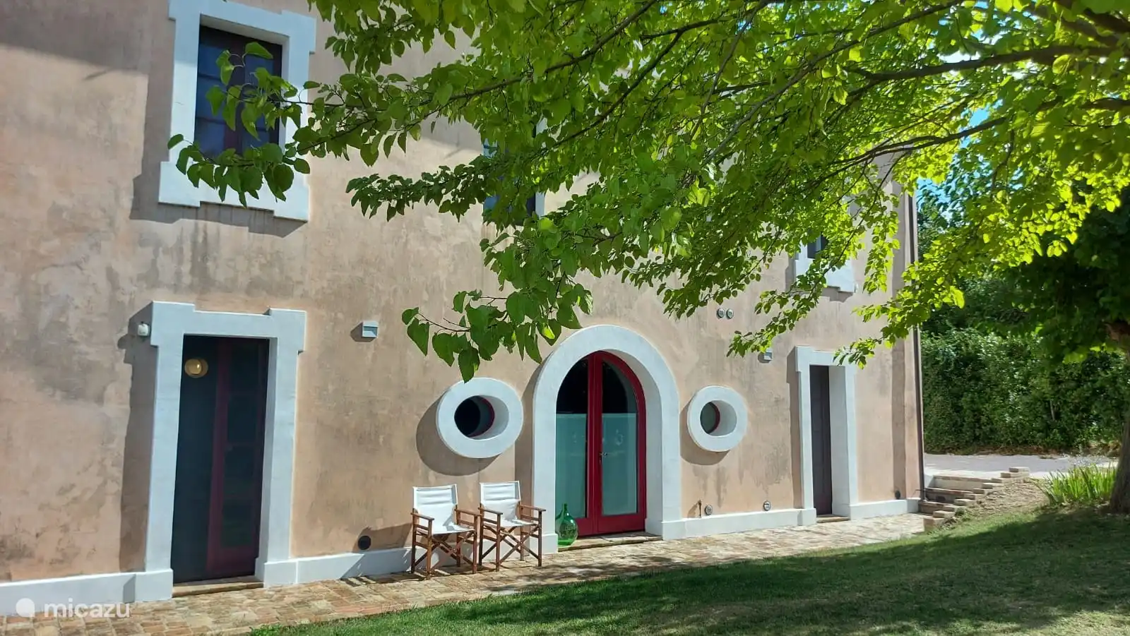 Private garden apartment Gelso with own garden tables and chairs