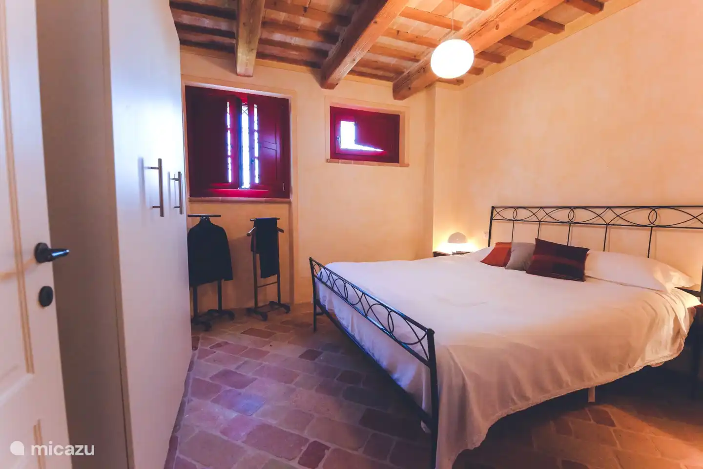 The double room has a king size bed of 180 cm x 200 cm