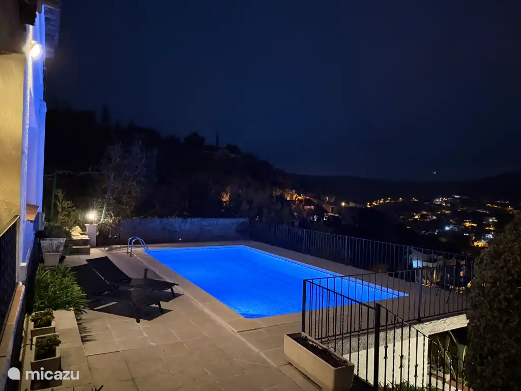 ¡Nuestra piscina privada con iluminación para las noches!