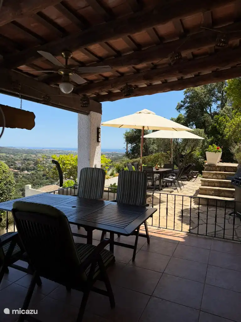 Vistas desde la veranda en la terraza con vistas al valle y al mar Mediterráneo