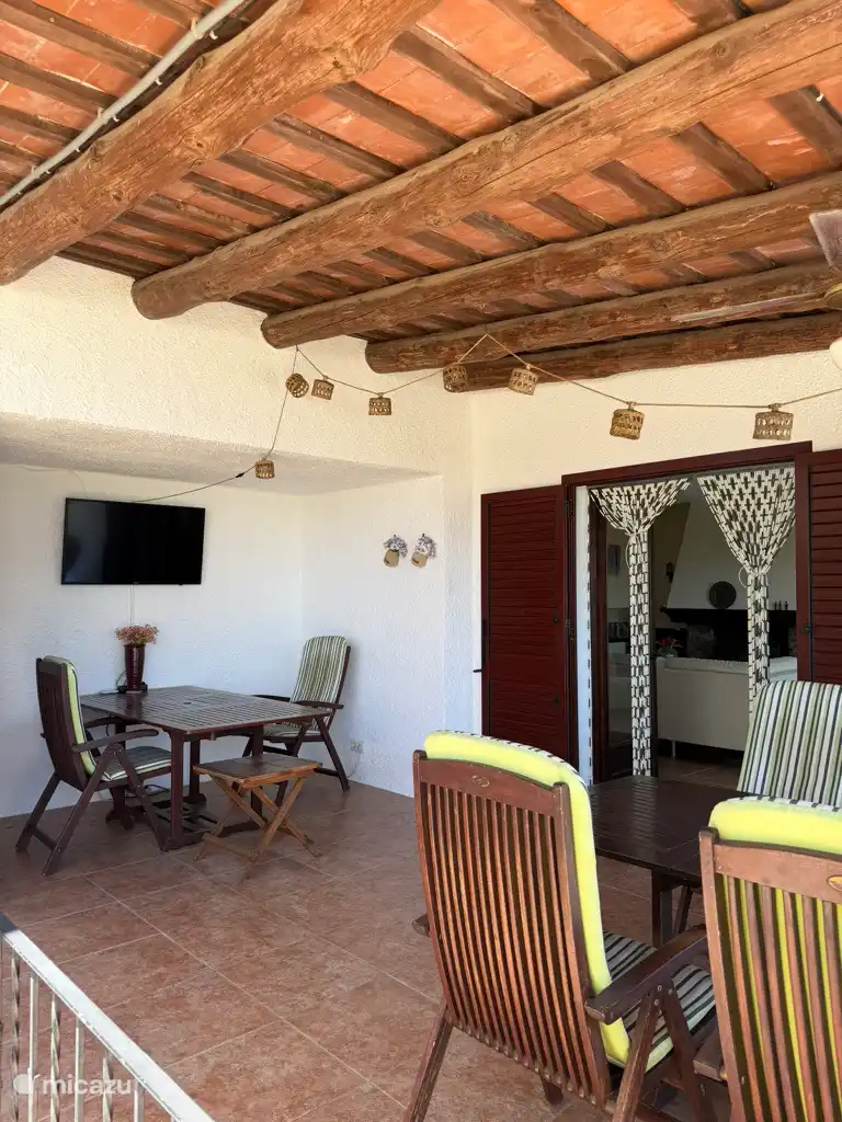 La amplia veranda con televisión exterior