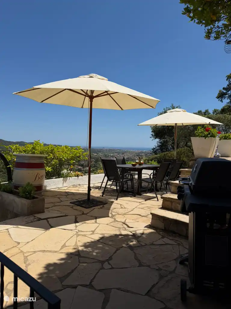 La terraza con barbacoa de gas y vistas al mar Mediterráneo