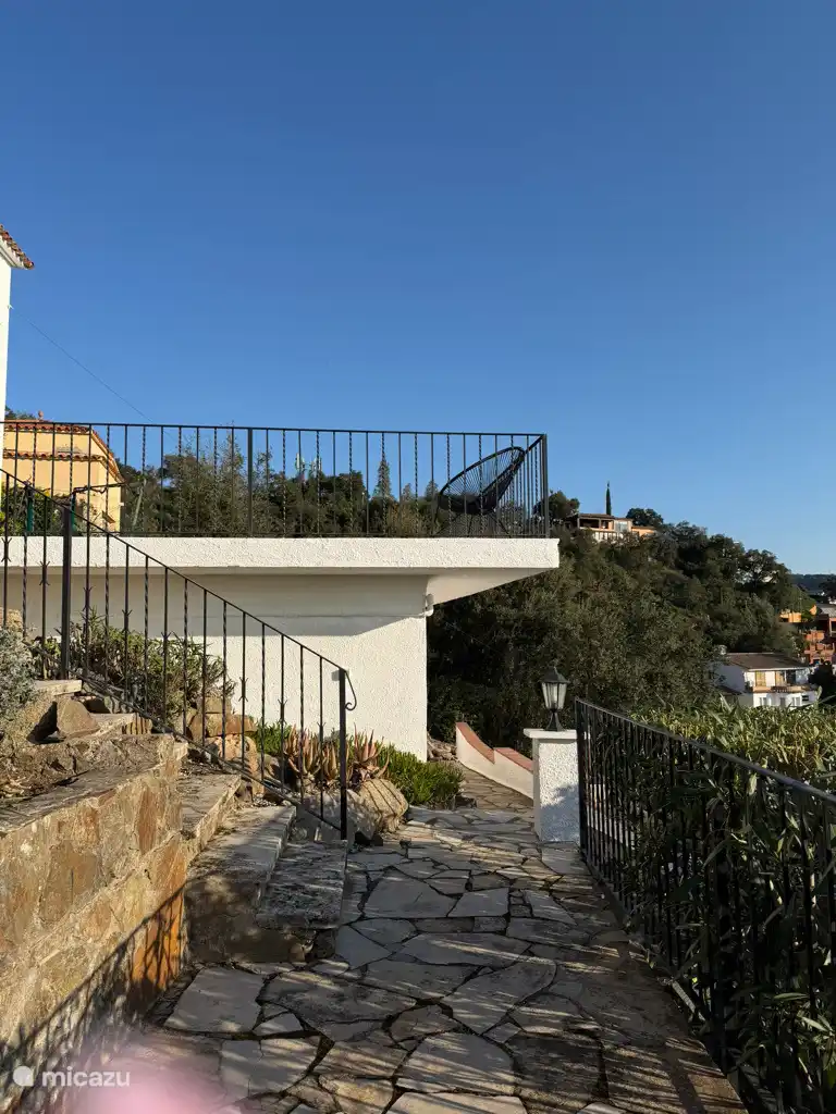 Entree met aanblik op zwembad