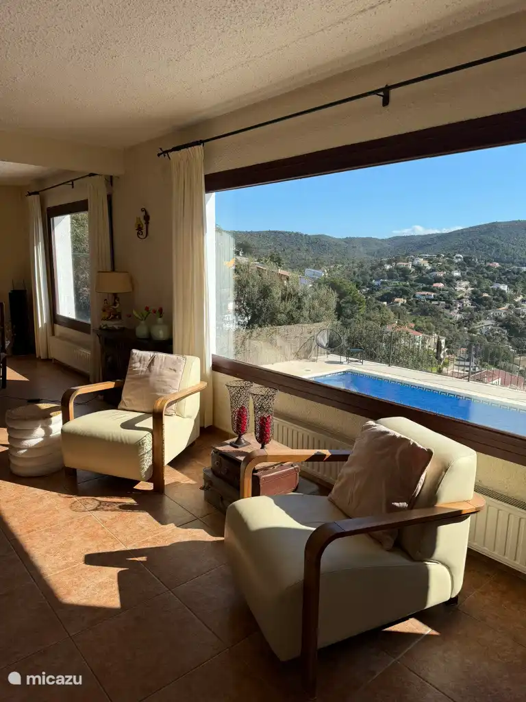 Prachtig uitzicht vanuit de woonkamer met 2 panorama-ramen !