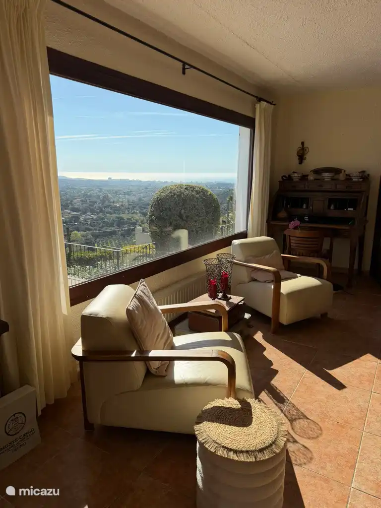 Prachtig uitzicht vanuit de woonkamer met 2 panorama-ramen !