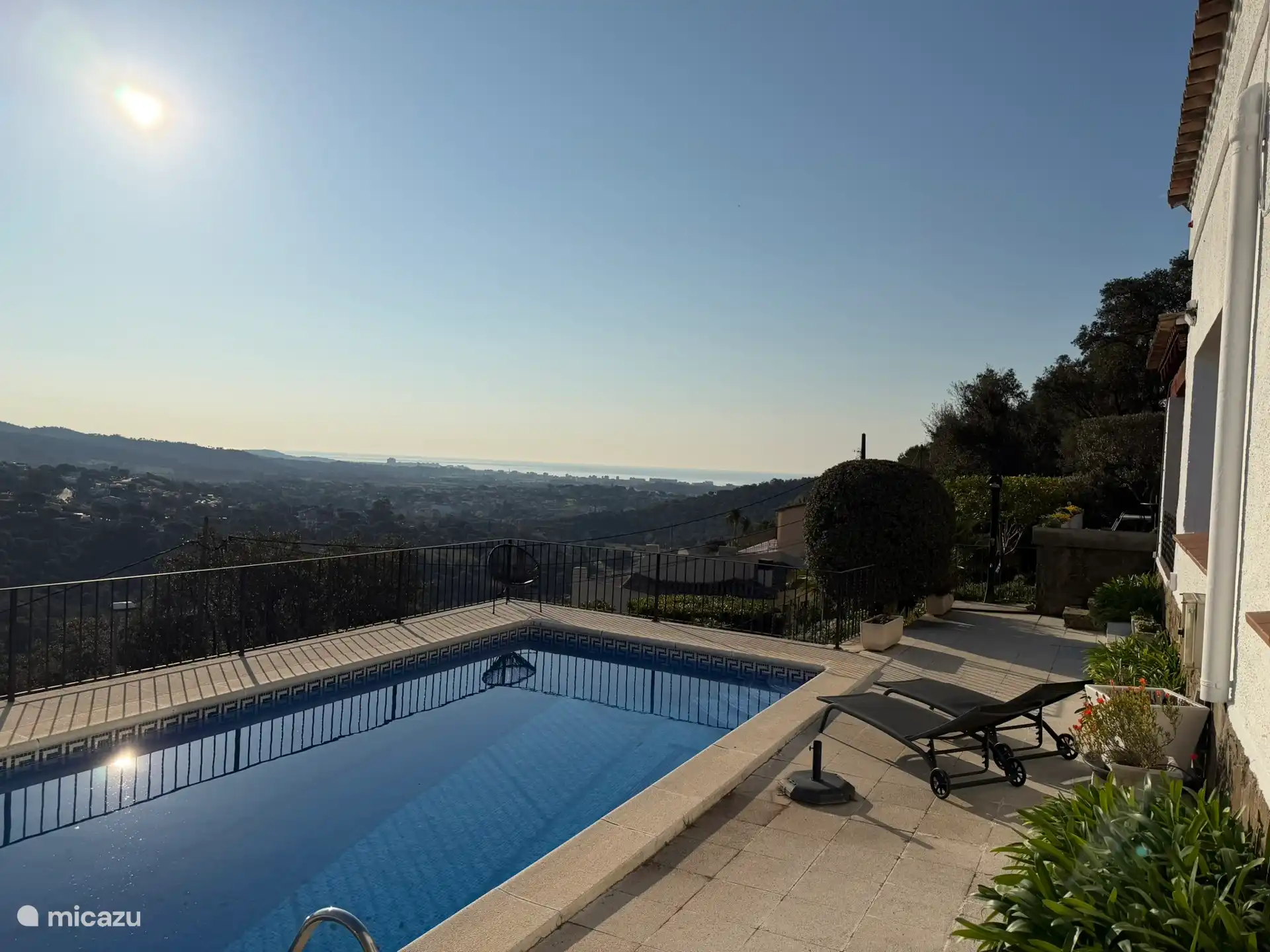 Uitzicht vanaf het zwembad-terras