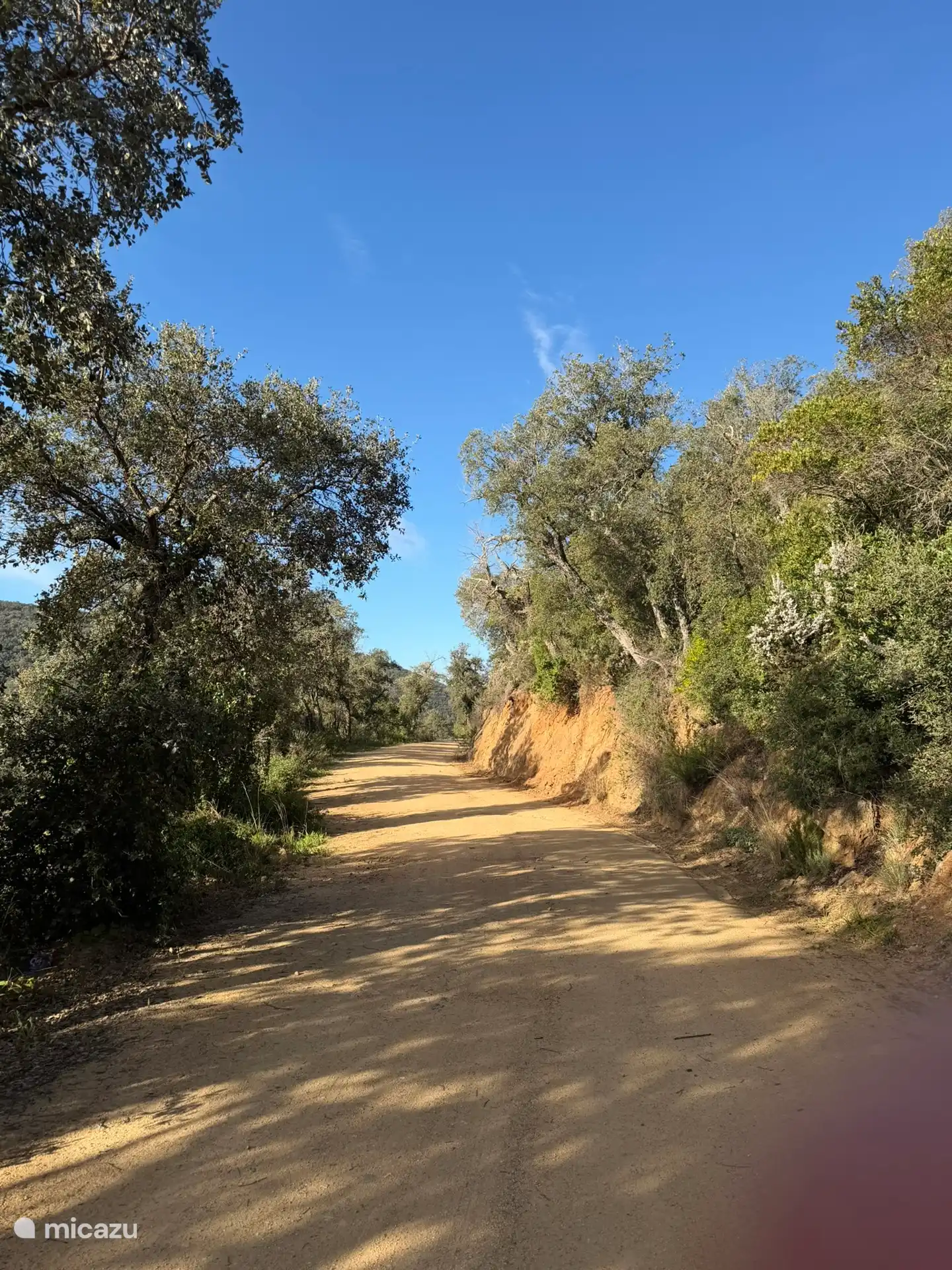 Direct achter de villa ligt een enorm groot beschermd natuurgebied waar je heerlijk kunt wandelen en genieten in de natuur