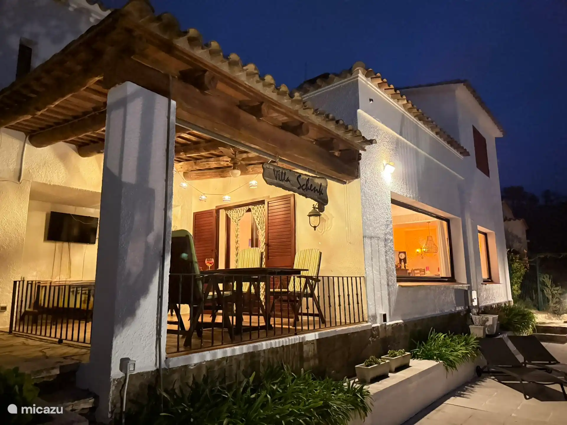 Villa Schenk bij avond