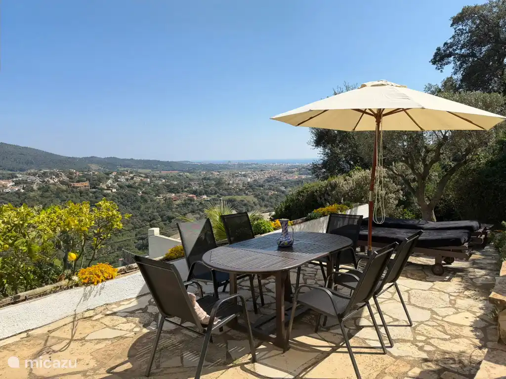 Heerlijk terras met ook ligbedden en parasols