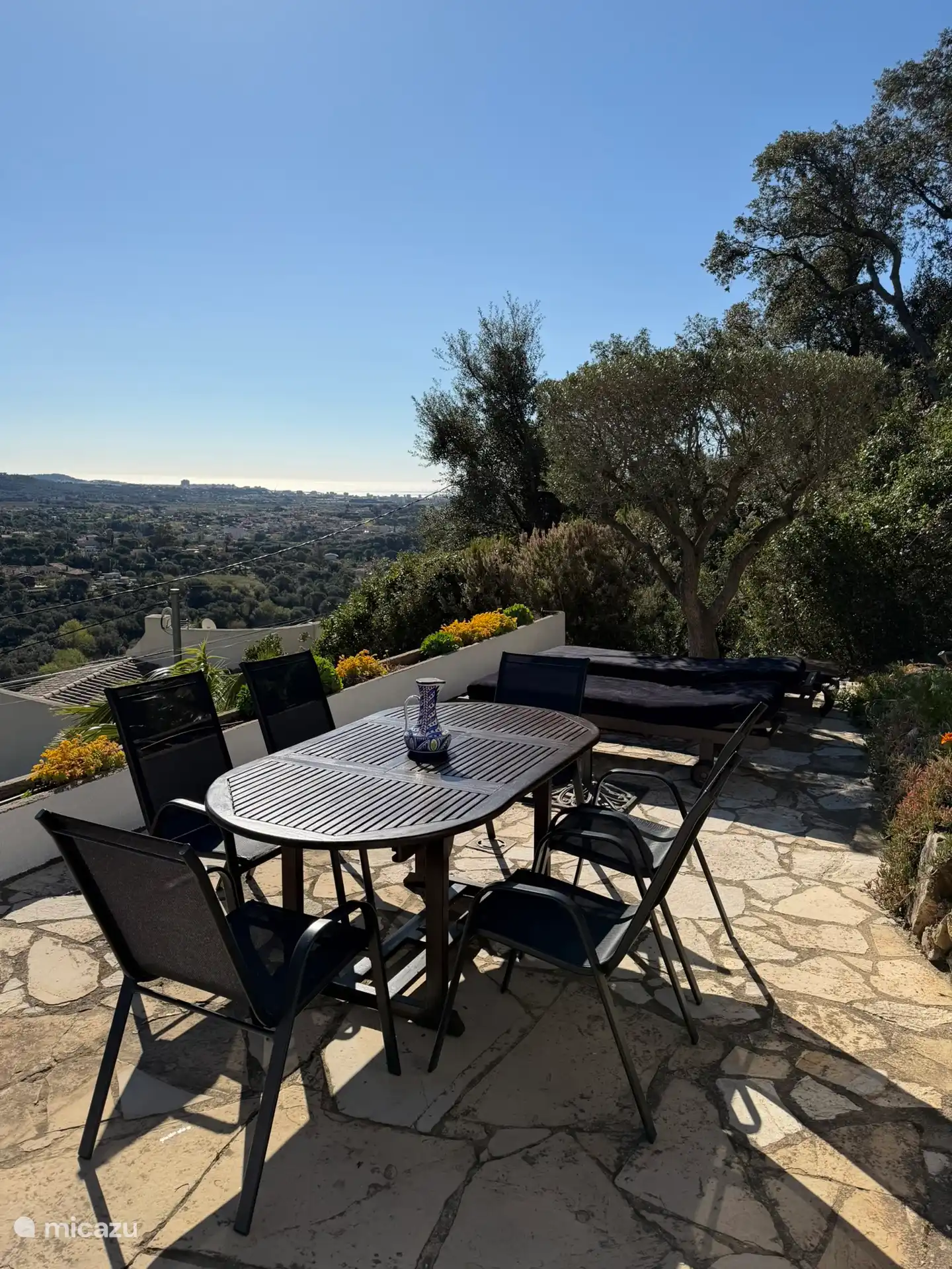 Heerlijk terras met ligbedden