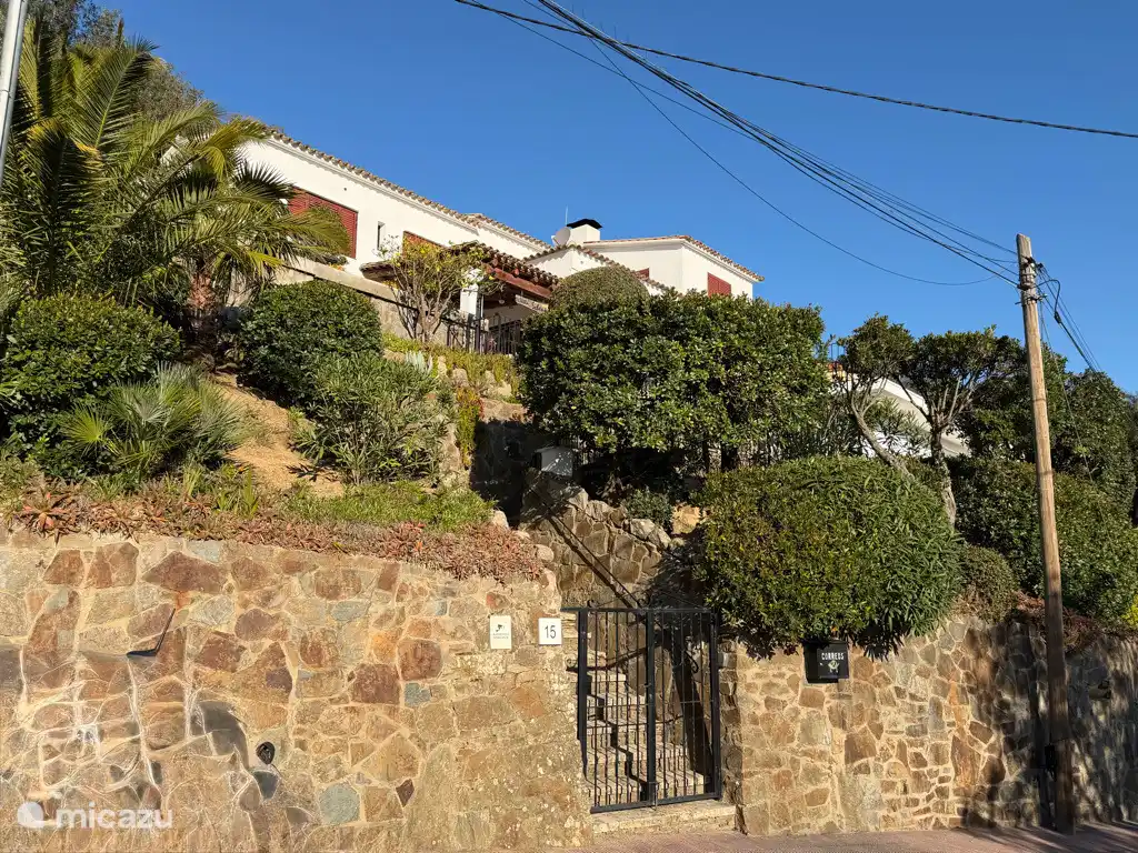 De villa vanaf de entree-weg waar gratis geparkeerd kan worden