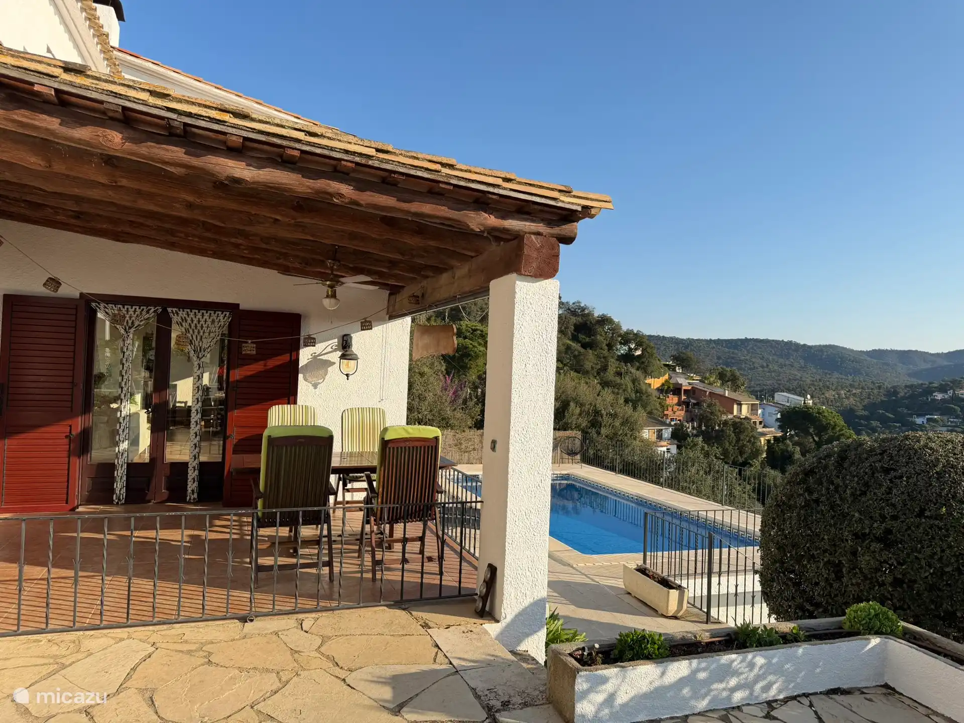 Heerlijk zitten op het terras of overdekt onder de veranda met het zwembad onder handbereik