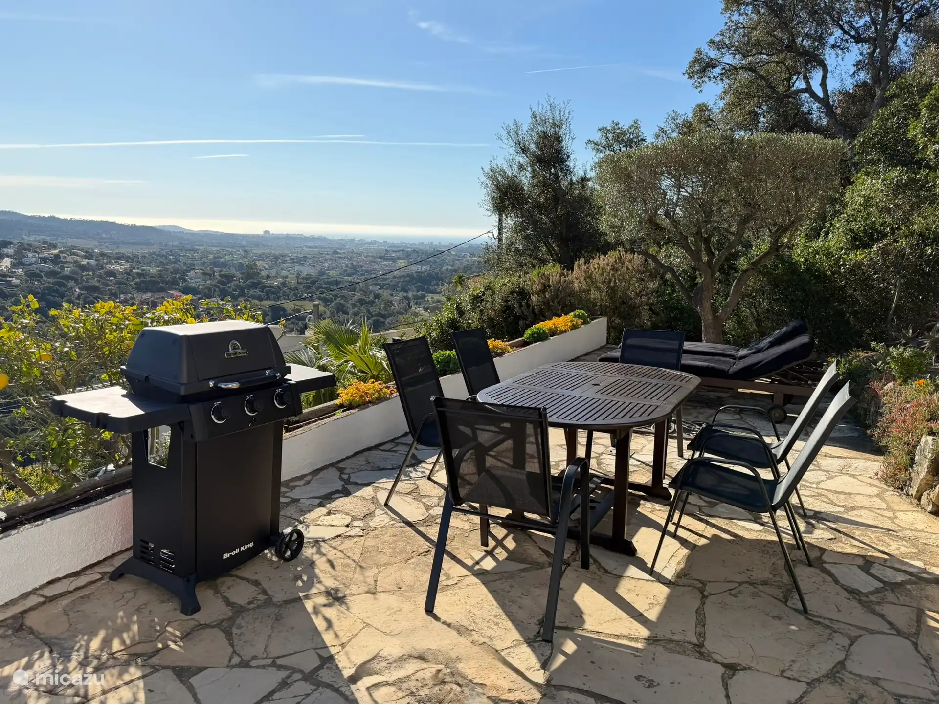Prachtig uitzicht over de vallei en Middellandse Zee. Mét gas-BBQ !

