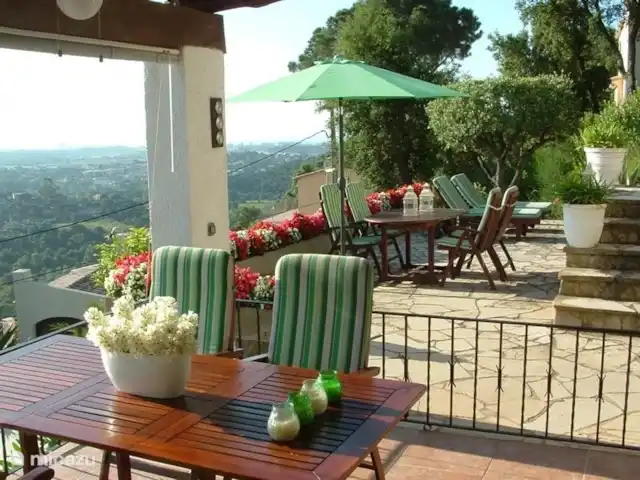 Villa Schenk | Espagne, Costa Brava, Calonge - villa Il est également agréable de rester sous la véranda. Il y a même une télévision à écran plat sous la véranda.