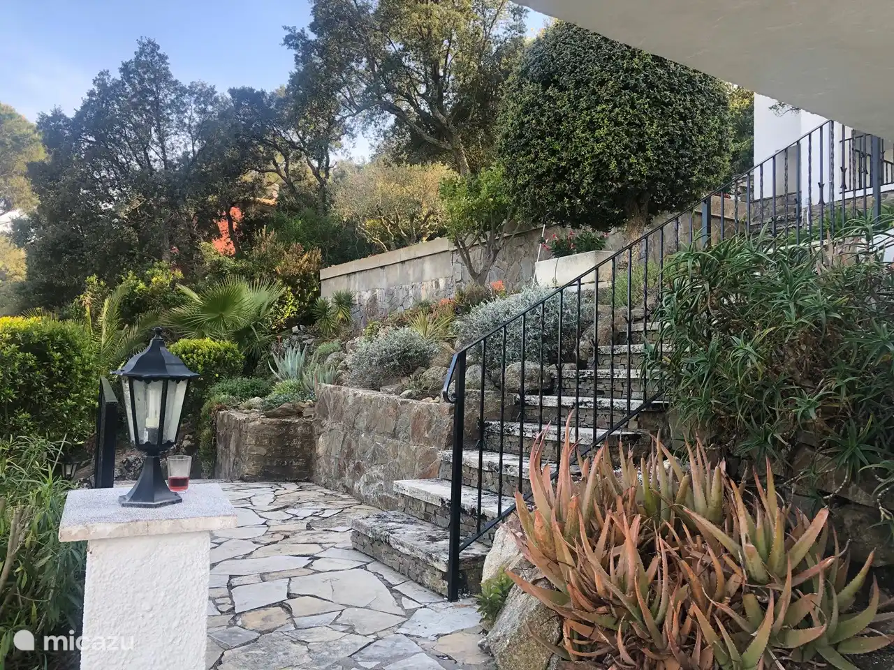 Der schöne Garten, der monatlich von einer 'Gartenbrigade' gepflegt wird.