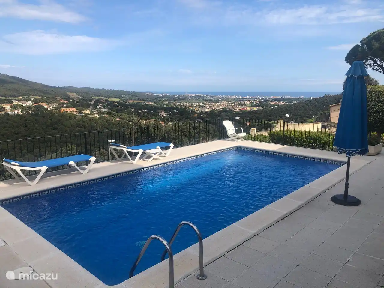 Schwimmbad mit schöner Aussicht